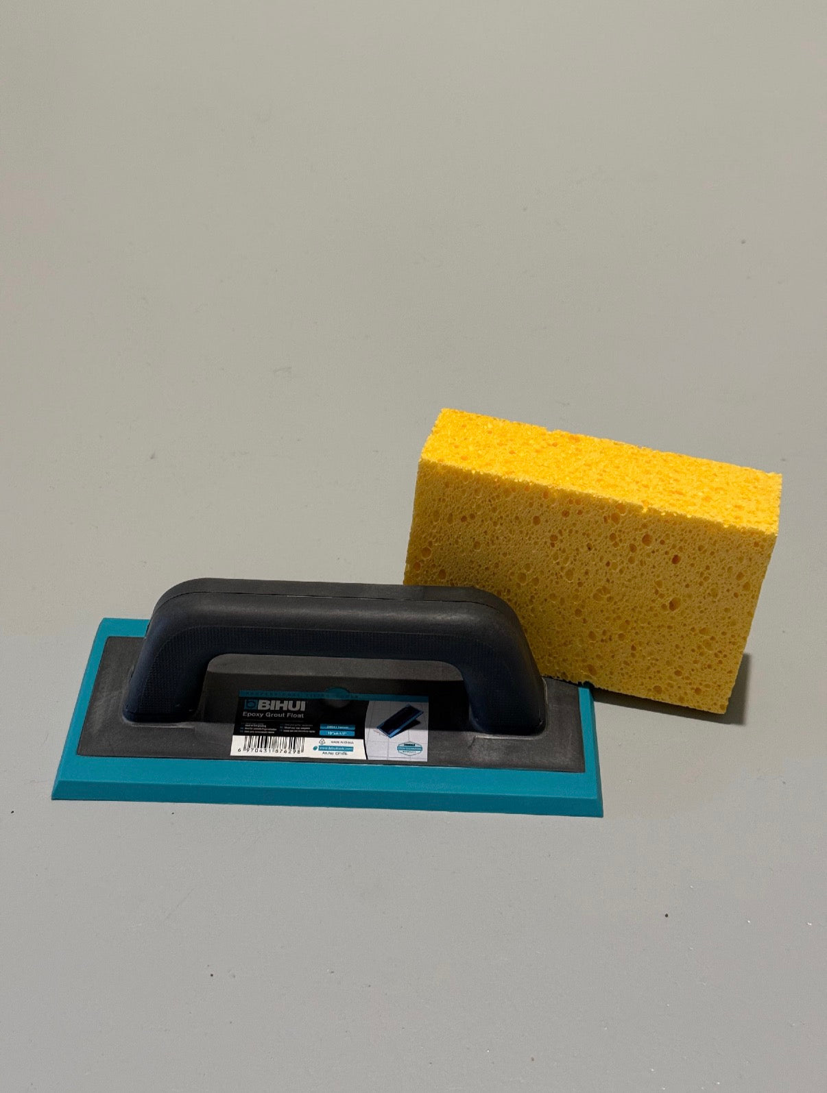 Bihui-epoksisaumauslasta kumipohjalla ja imukykyinen selluloosasieni epoksisaumaukseen.