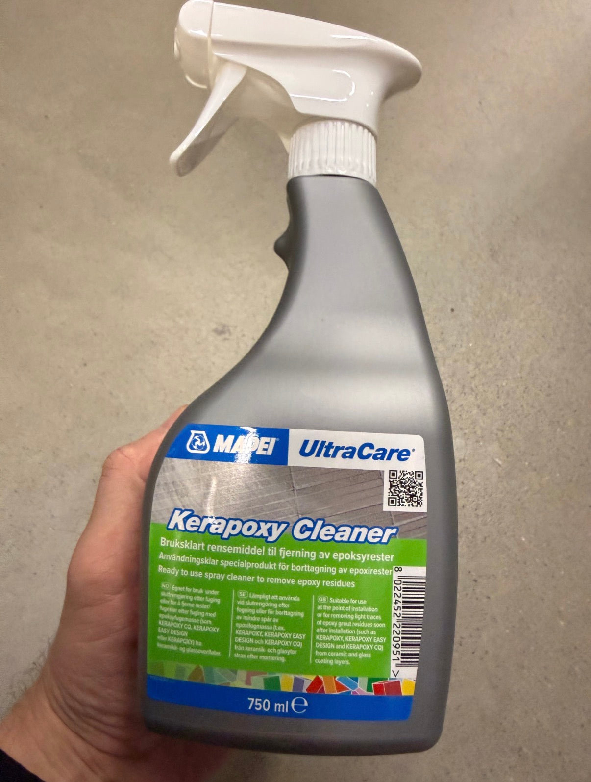 Mapei Kerapoxy Cleaner -erikoispuhdistusaine epoksijäämien poistoon keraamisilta laatoilta