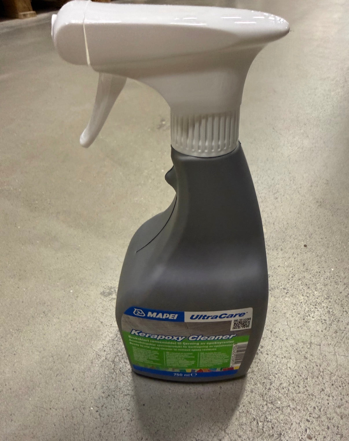 Mapei Kerapoxy Cleaner -erikoispuhdistusaine epoksijäämien poistoon keraamisilta laatoilta